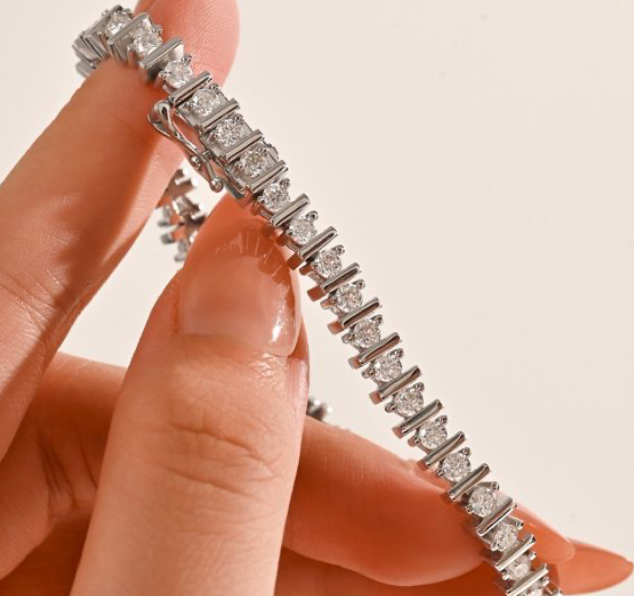 Pulseira tennis em prata 925, estilo europeu, com 37 moissanites D Color em barra diagonal. Certificado GRA.